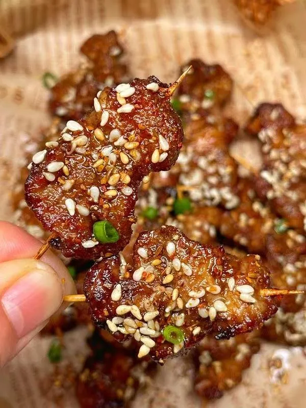 空气炸锅版！零失败～牙签肉 用料 材料 用量 梅花肉 500克 糖、盐 各适量 淀粉 1勺 料酒 1勺 生抽 2勺 老抽 1勺 蚝油 1勺 植物油 1勺 蒜片